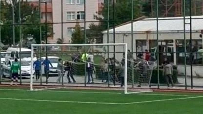 Eskişehir’de Amatör Lig Maçında Şok Olay: Taraftarlara Bıçakla Saldıran Futbolcu Darbedildi!