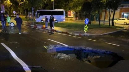 Sağanak Yağış Sonrası Yol Çöktü: Manevra Yapan Taksi Ters Döndü