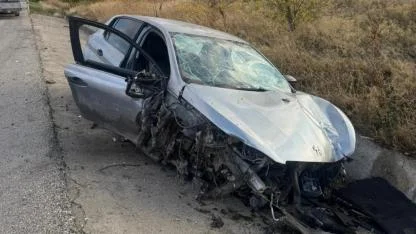 Sandıklı'da Kontrolden Çıkan Otomobil Refüje Girdi