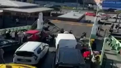 Sirkeci’de Korkutan Kaza: Feribot Önce Vapura Sonra İskeleye Çarptı!