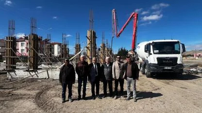 Şuhut Belediyesi'nin 22 Daire ve 22 İş Yerinden Oluşan Projesi Hızla Yükseliyor