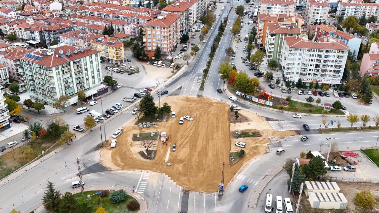 Şuhut Kavşağı’nda Trafik Rahatlayacak: “Hamburger Kavşak” Çalışmaları Sürüyor!