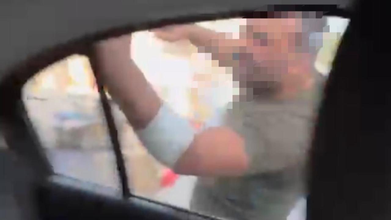 Trafikte tartıştığı kadınların otomobilini yumrukladı