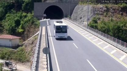 Tünel Çıkışında Halk Otobüsü Kazaya Yol Açtı: O Anlar Kameralara Yansıdı