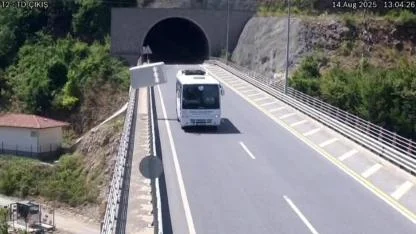 Tünel Çıkışında Halk Otobüsü Kazaya Yol Açtı: O Anlar Kameralara Yansıdı