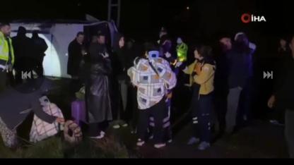 Tur midibüsü devrildi: 24 kişi yaralandı