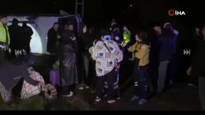 Tur midibüsü devrildi: 24 kişi yaralandı