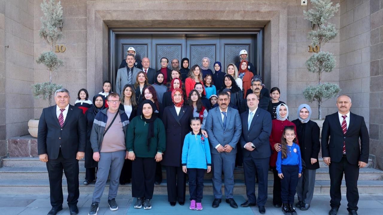 Vali Yiğitbaşı, Cumhuriyet Yarışmasında Dereceye Giren Öğrencileri Ödüllendirdi