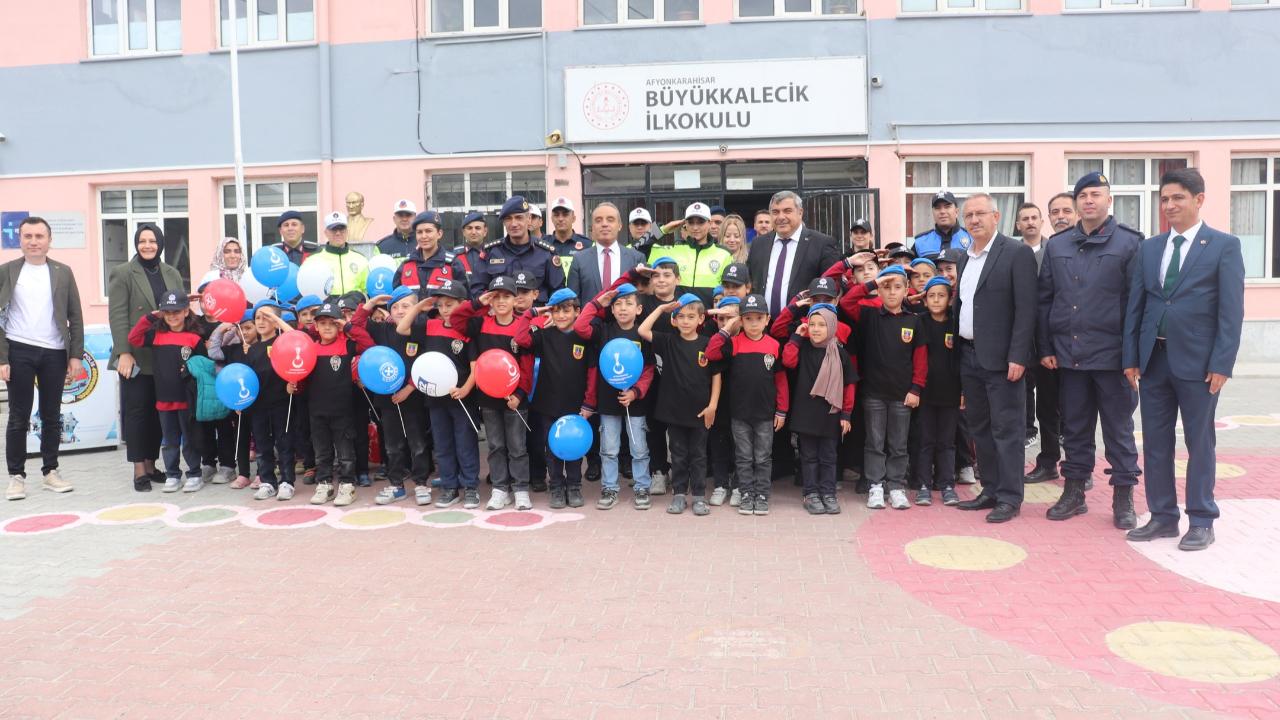 Vali Yiğitbaşı’nın Sözü Yerine Getirildi: Minik Öğrencilere Jandarma ve Polis Üniformaları Dağıtıldı