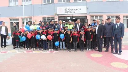 Vali Yiğitbaşı’nın Sözü Yerine Getirildi: Minik Öğrencilere Jandarma ve Polis Üniformaları Dağıtıldı