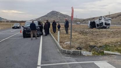 Afyonda iki araç çarpıştı: çok sayıda yaralı var