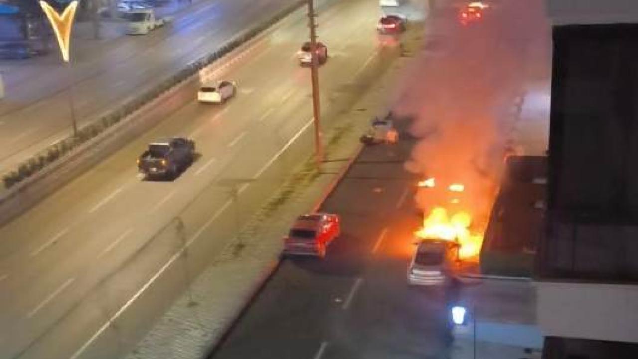 Afyon’da Dumlupınar Mahallesi’nde Park Halindeki Araç Alev Aldı