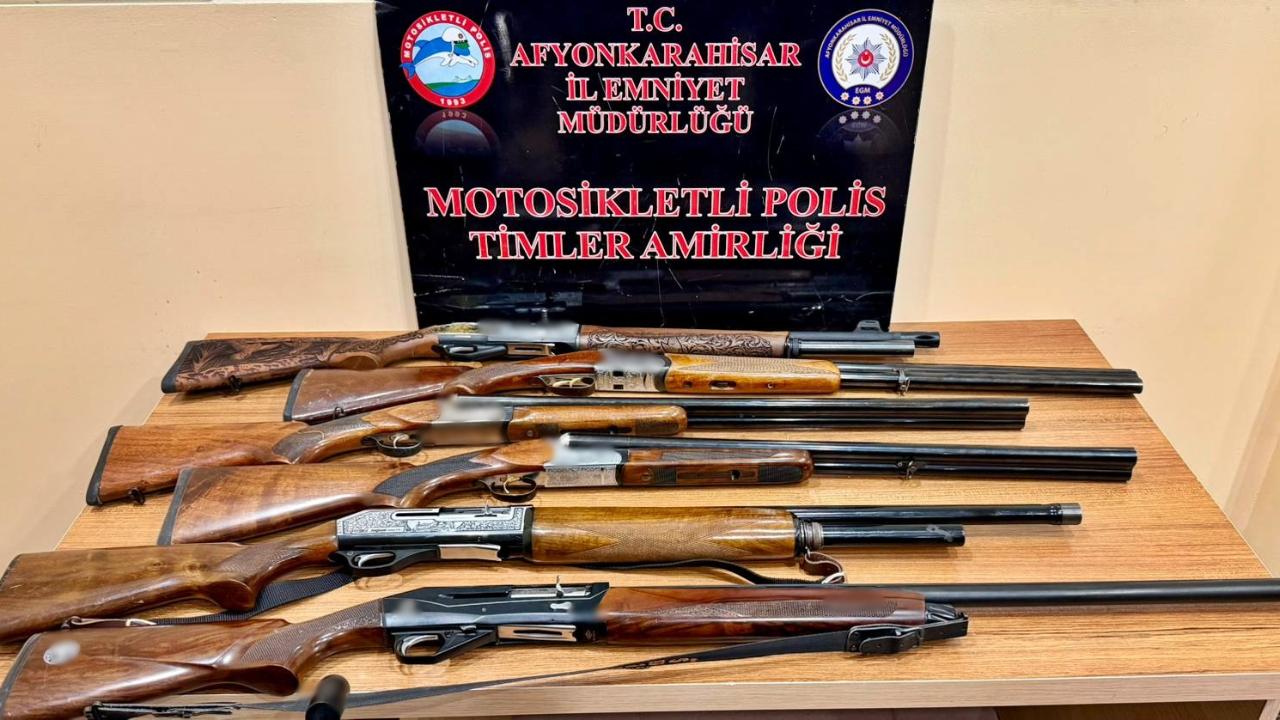 Afyonkarahisar da Hırsızlık Hükümlüsü Dahil 21 Kişi Adalete Teslim Edildi