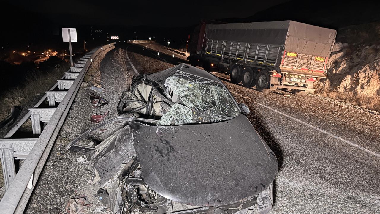 Afyonkarahisar'da Kontrolden Çıkan Otomobil, Bariyerleri Aşıp Tıra Çarptı