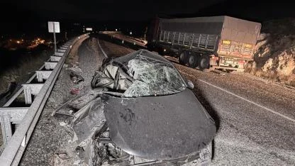 Afyonkarahisar'da Kontrolden Çıkan Otomobil, Bariyerleri Aşıp Tıra Çarptı