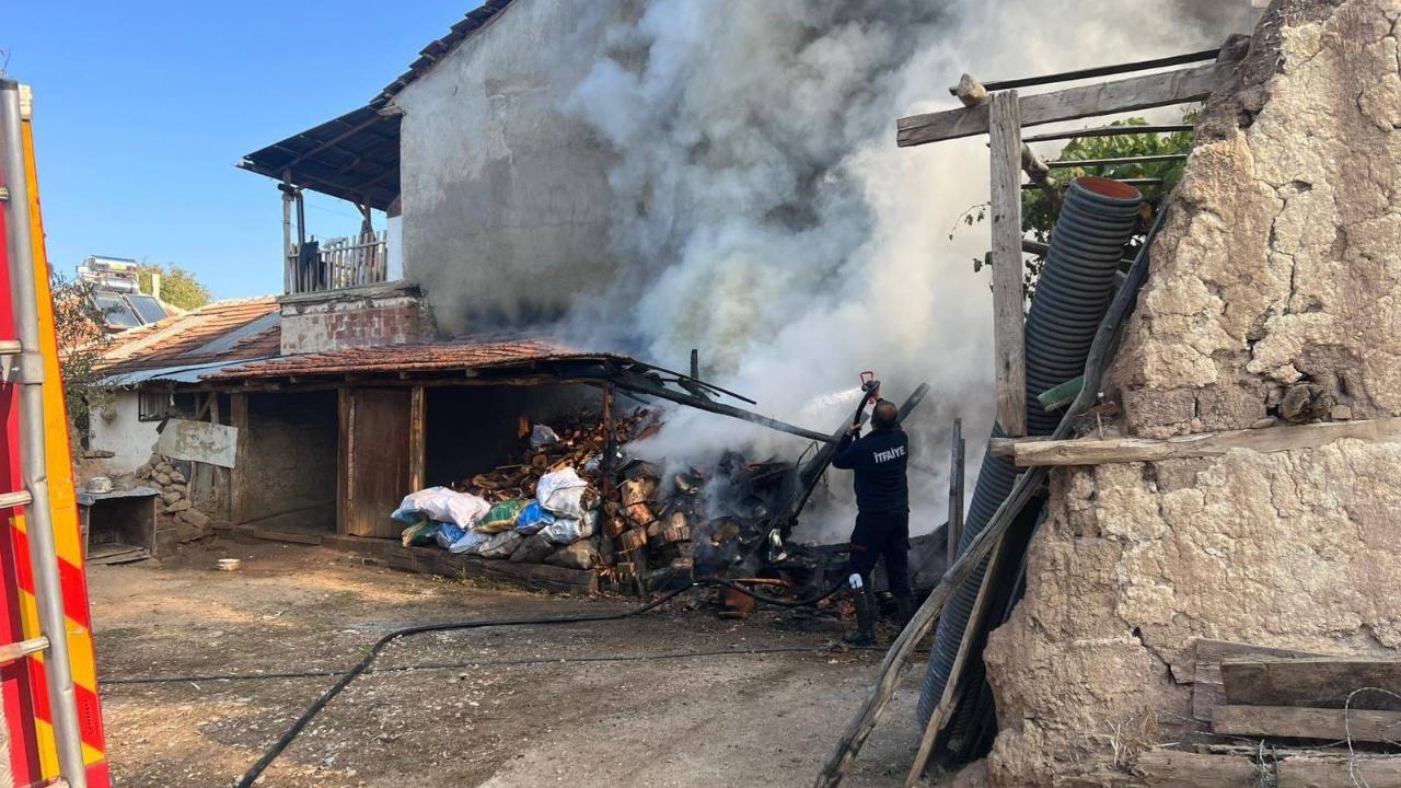Afyonkarahisar&#039;da Müstakil Evde Çıkan Yangında 2 Kişi Dumandan Etkilendi