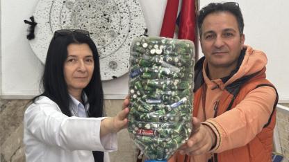 Afyonkarahisar'ın "Çevreci Öğretmen" Çifti, Öğrencileriyle Yıllık 1 Tona Yakın Atık Pil Topluyor!