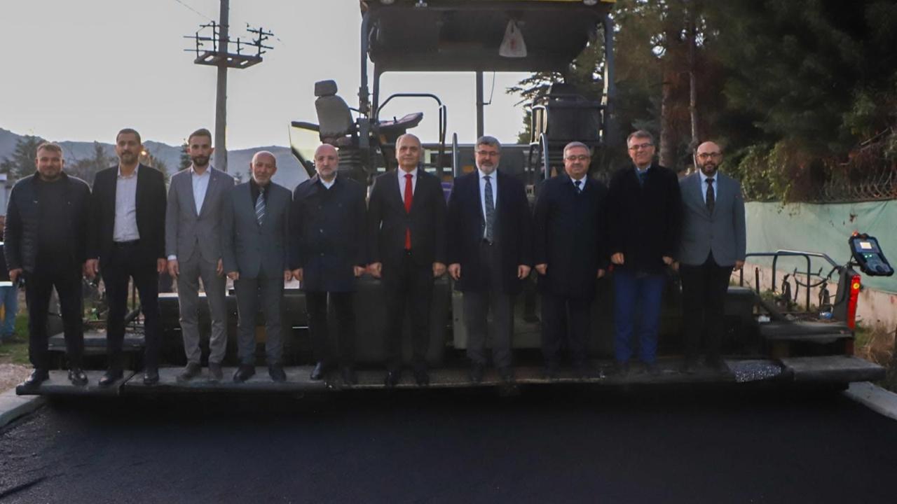 AK Parti Milletvekilleri ve İl Yönetimi Erkmen’de Asfalt Çalışmalarını Denetledi