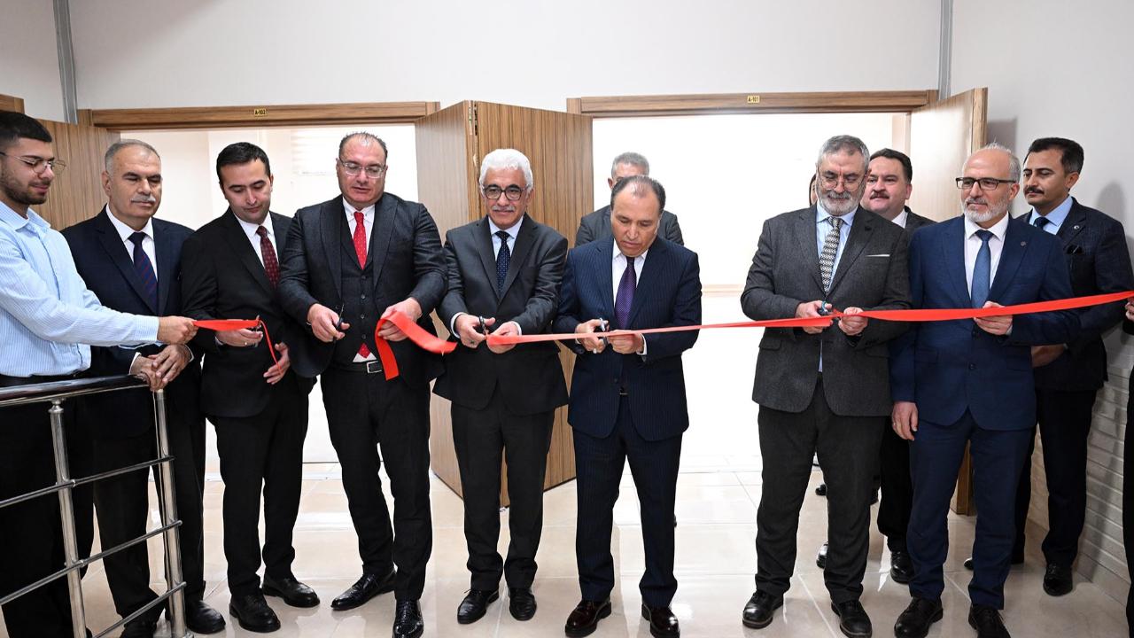 AKÜ&#039;den Bolvadin&#039;e Laboratuvar ve Müze Desteği: Rektör Karakaş, &#039;Dikey Gelişme&#039; Hedefini Açıkladı