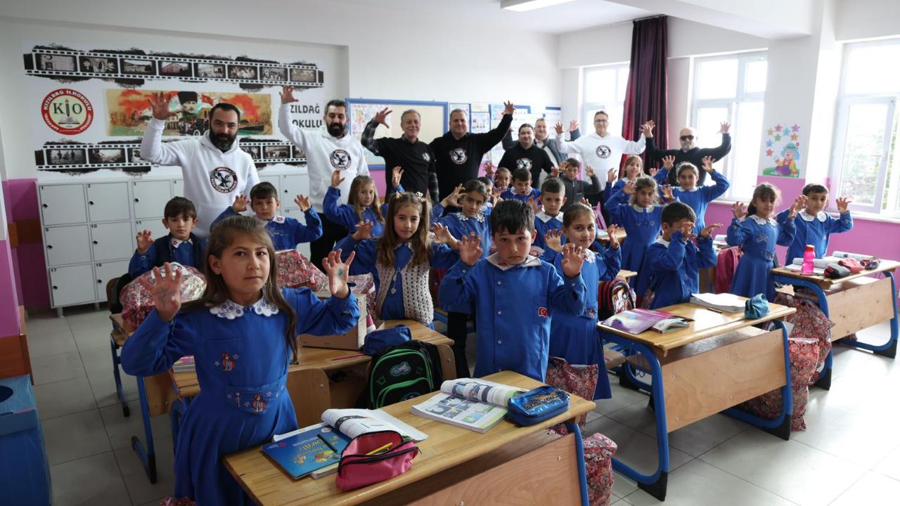 Anadolu Beşiktaşlılar Derneği’nden Öğrencilere Kışlık Giysi ve Kitap Desteği