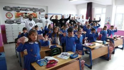 Anadolu Beşiktaşlılar Derneği’nden Öğrencilere Kışlık Giysi ve Kitap Desteği