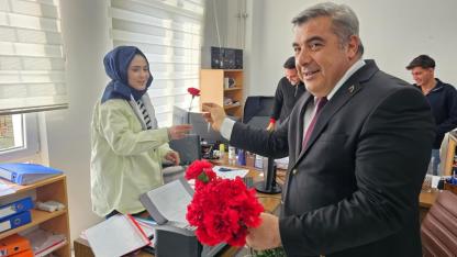 Müdür Sünnetci'den Müdürlük Personeline Öğretmenler Günü Jesti