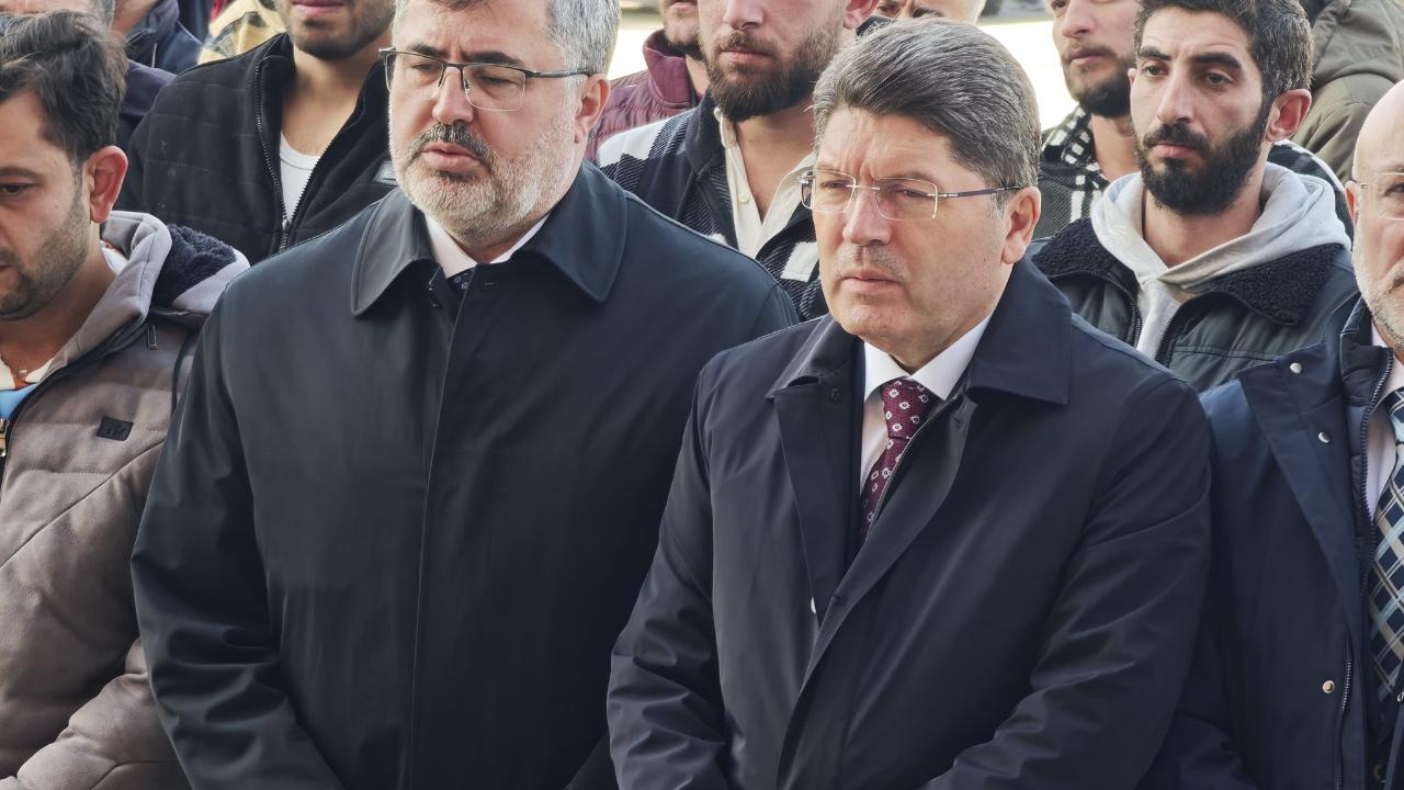 Bakan Tunç Paşa Camii’nde Cuma Namazı Sonrası Cenaze Törenlerine Katıldı