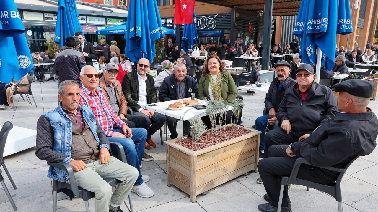 Başkan Köksal, Sosyal Tesislerde Vatandaşlarla Buluştu