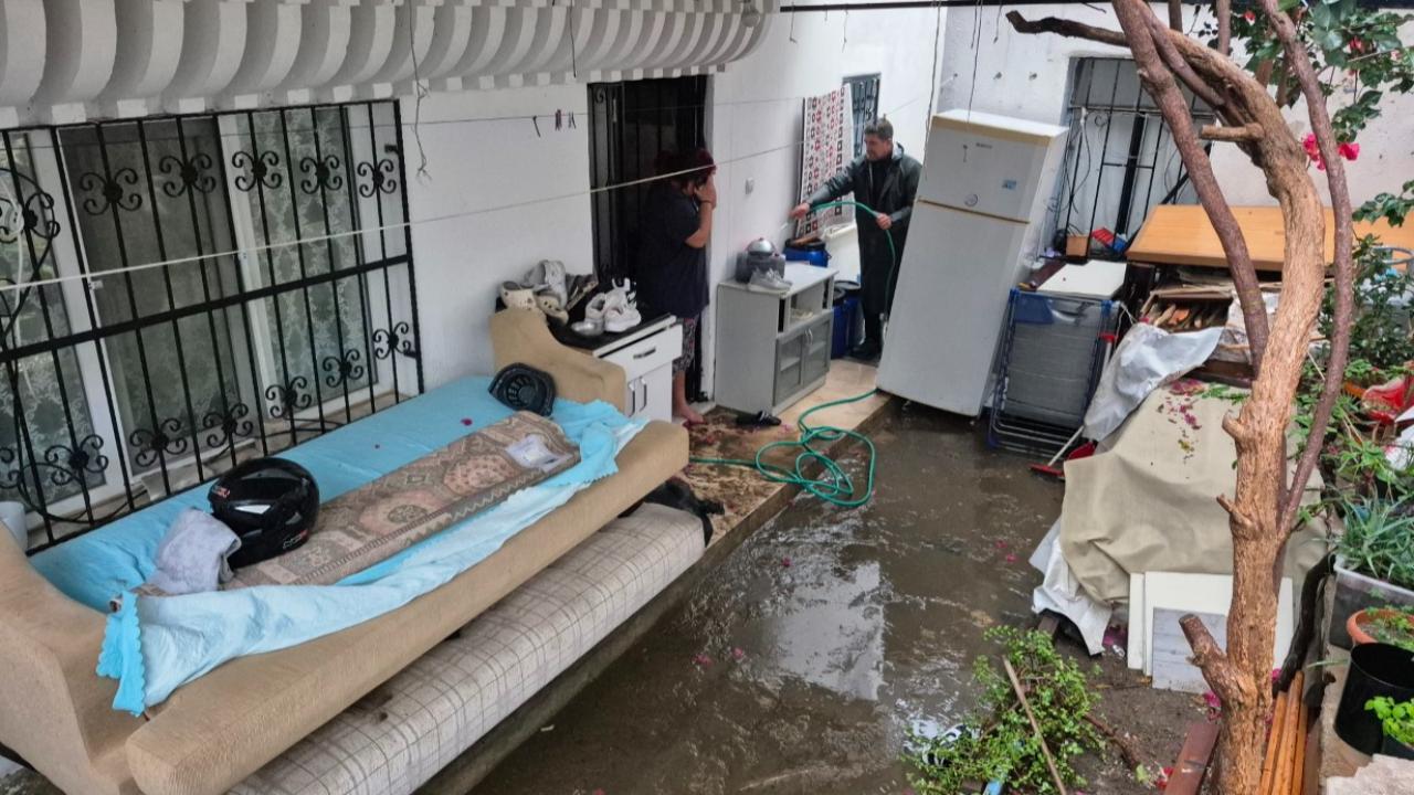Bodrum’u Sağanak Yağış Vurdu: Evler Sular Altında Kaldı