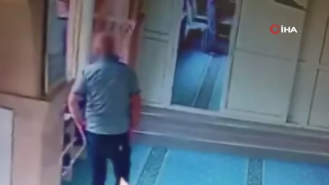 Camide Ayakkabıları Tek Tek İnceledi, Beğendiğini Çaldı