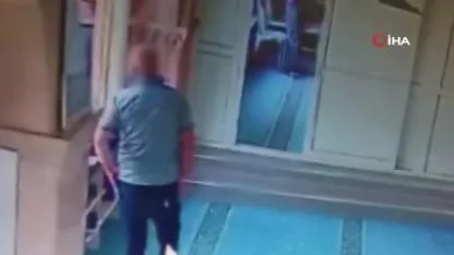 Camide Ayakkabıları Tek Tek İnceledi, Beğendiğini Çaldı