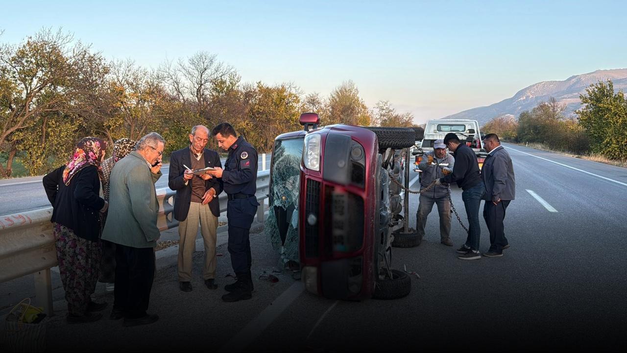 Çay’da Kontrolden Çıkan Araç Bariyerlere Çarpıp Takla Attı