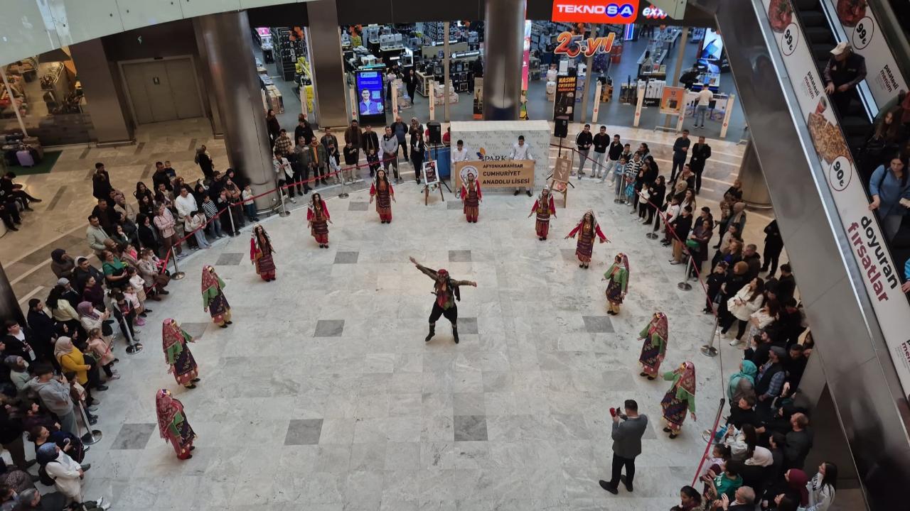 Cumhuriyet Anadolu Lisesi’nden Öğretmenler Günü’ne Özel Halk Oyunu Gösterisi