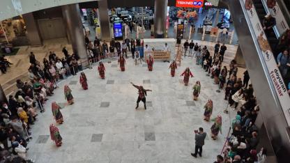 Cumhuriyet Anadolu Lisesi’nden Öğretmenler Günü’ne Özel Halk Oyunu Gösterisi