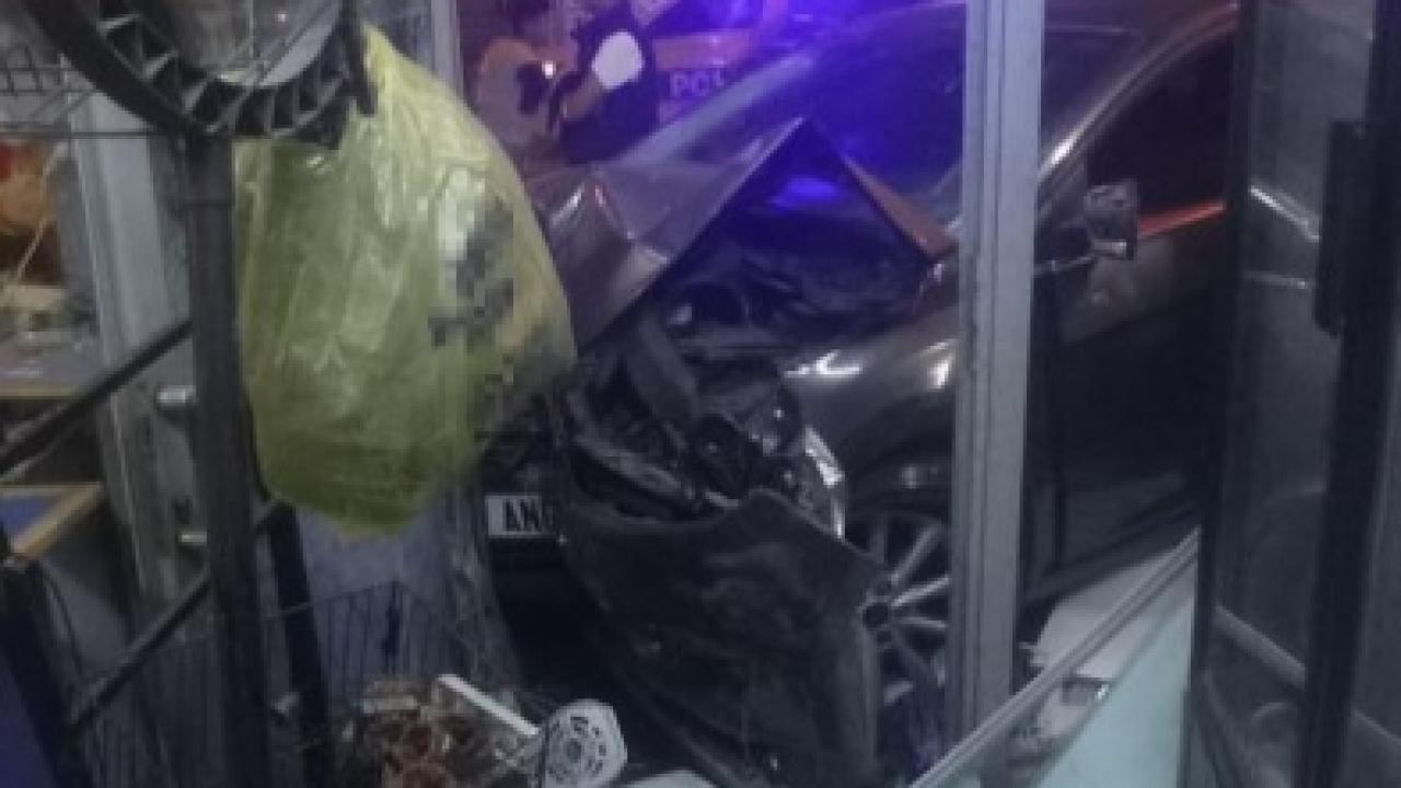 Dehşet Kamerada! Kontrolden Çıkan Otomobil Markete Daldı