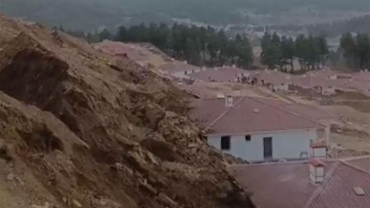 Depremzedeler İçin Yapılan 10 Ev Toprak Altında Kaldı!