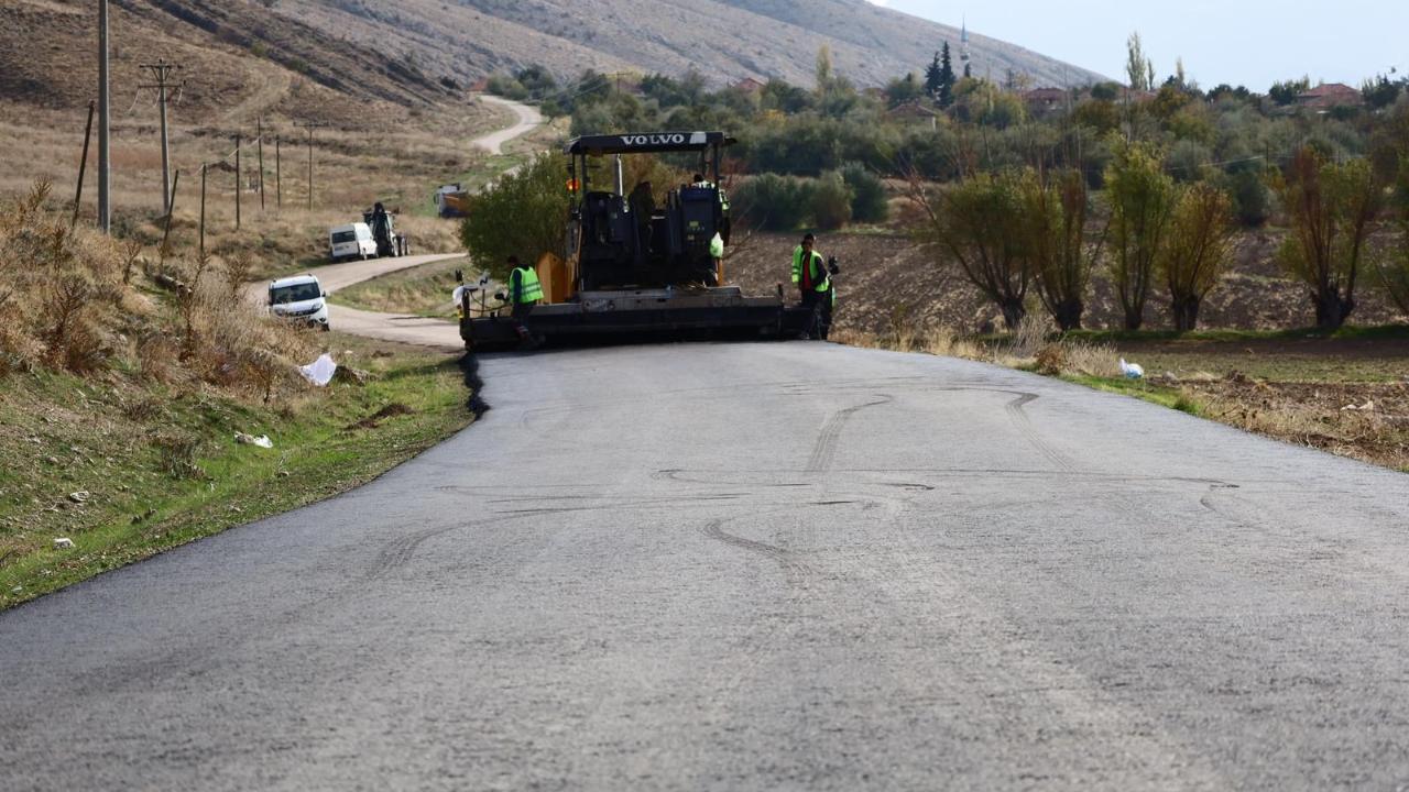Dinar&#039;ın Köylerinde Sıcak Asfalt Çalışmaları Başladı