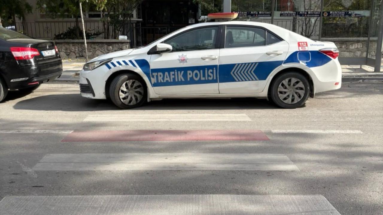 Ekip Otosunu Yaya Yoluna Park Eden Polis Memuruna Trafik Cezası Kesildi