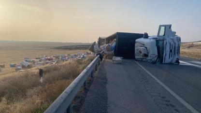 Emirdağ’da Saman Yüklü Tır Devrildi! Yol Bir Anda Samanla Kaplandı