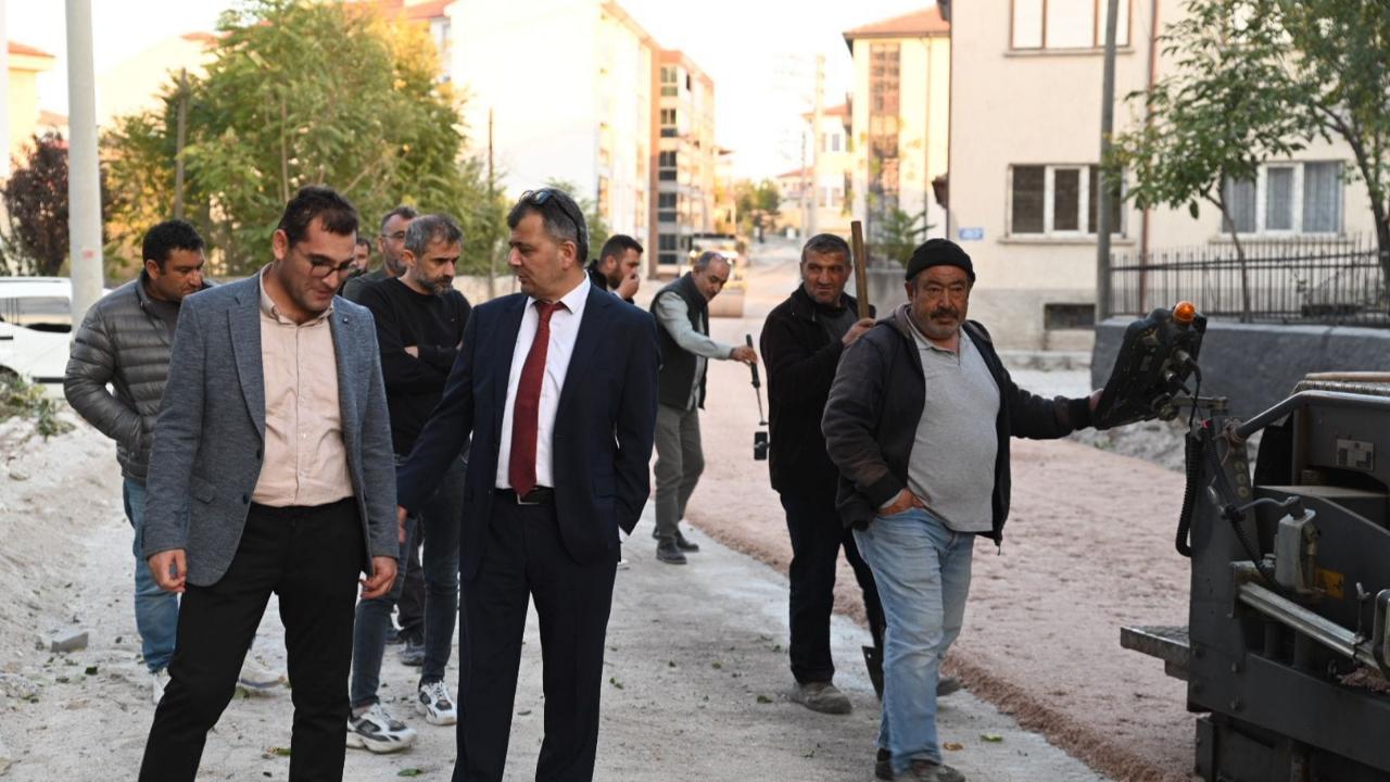 Emirdağ’da Tarihi Asfalt Çalışması Sürüyor