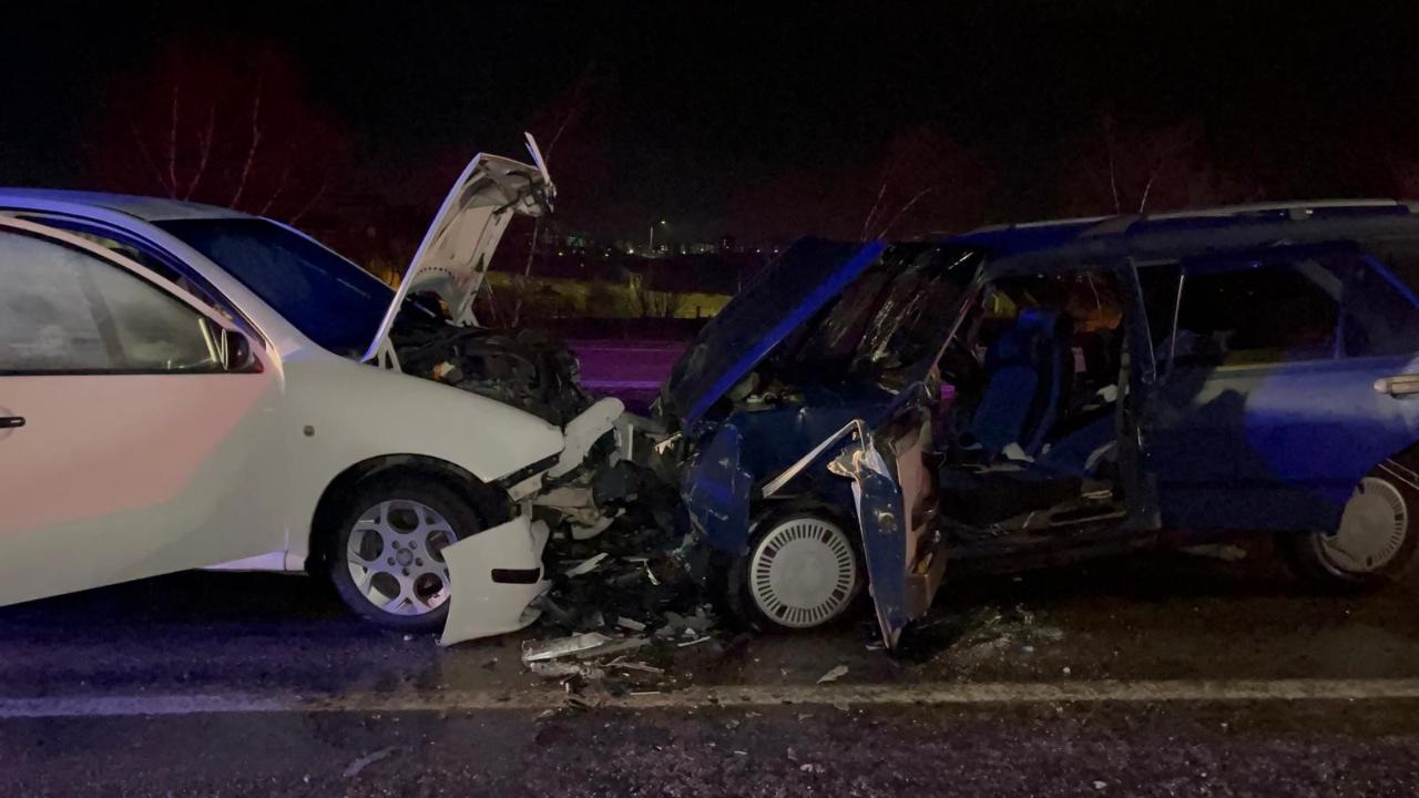 Eskişehir-Afyonkarahisar karayolunda iki araç kafa kafaya çarpıştı!