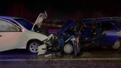 Eskişehir-Afyonkarahisar karayolunda iki araç kafa kafaya çarpıştı!