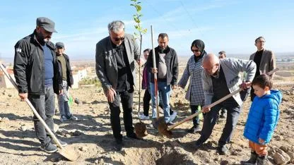 Hayırsever Desteğiyle Afyon’a Yeni Nefes: Fidanlar Toprakla Buluştu