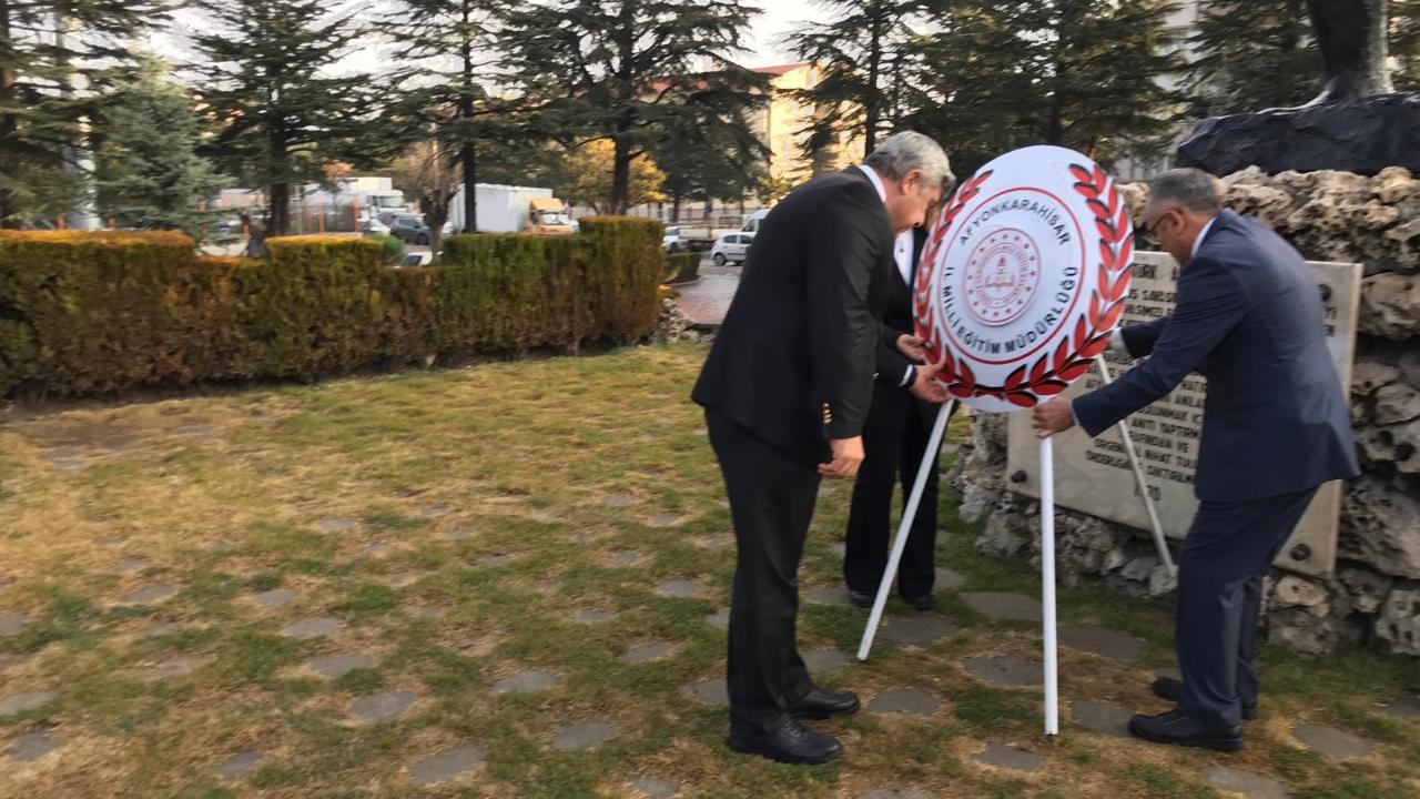 İl Milli Eğitim Müdürlüğü Atatürk Anıtına Çelenk Bıraktı
