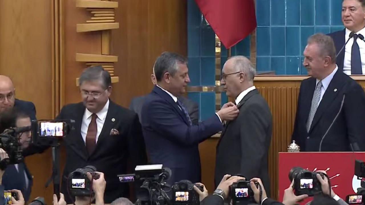 İstanbul Milletvekili CHP'ye katıldı! Rozetini Özgür Özel Taktı