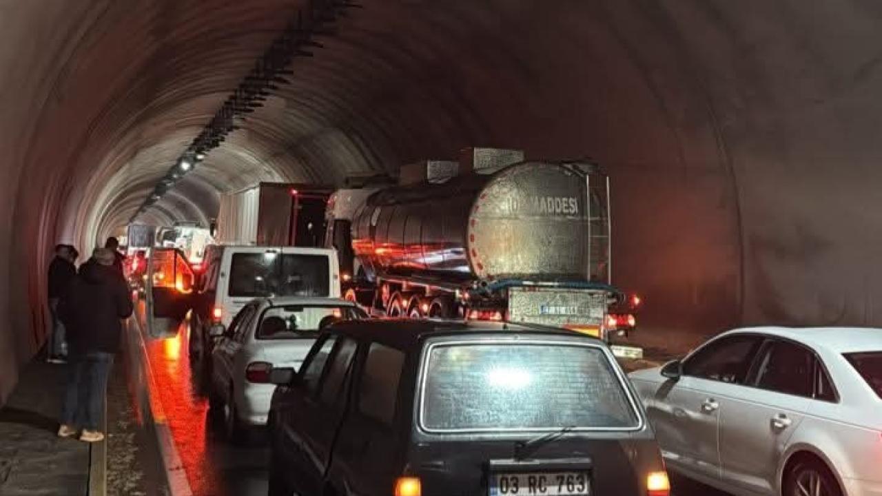 Karahisar Tüneli&#039;nde Tır Yolu Kapattı, Ulaşım Tek Taraflı Durdu