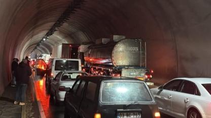 Karahisar Tüneli'nde Tır Yolu Kapattı, Ulaşım Tek Taraflı Durdu