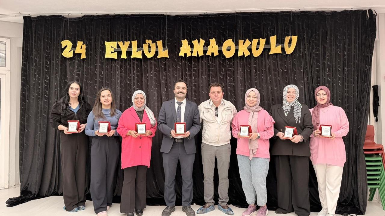 Mahalle Muhtarından Öğretmenlere Plaketli 24 Kasım Kutlaması