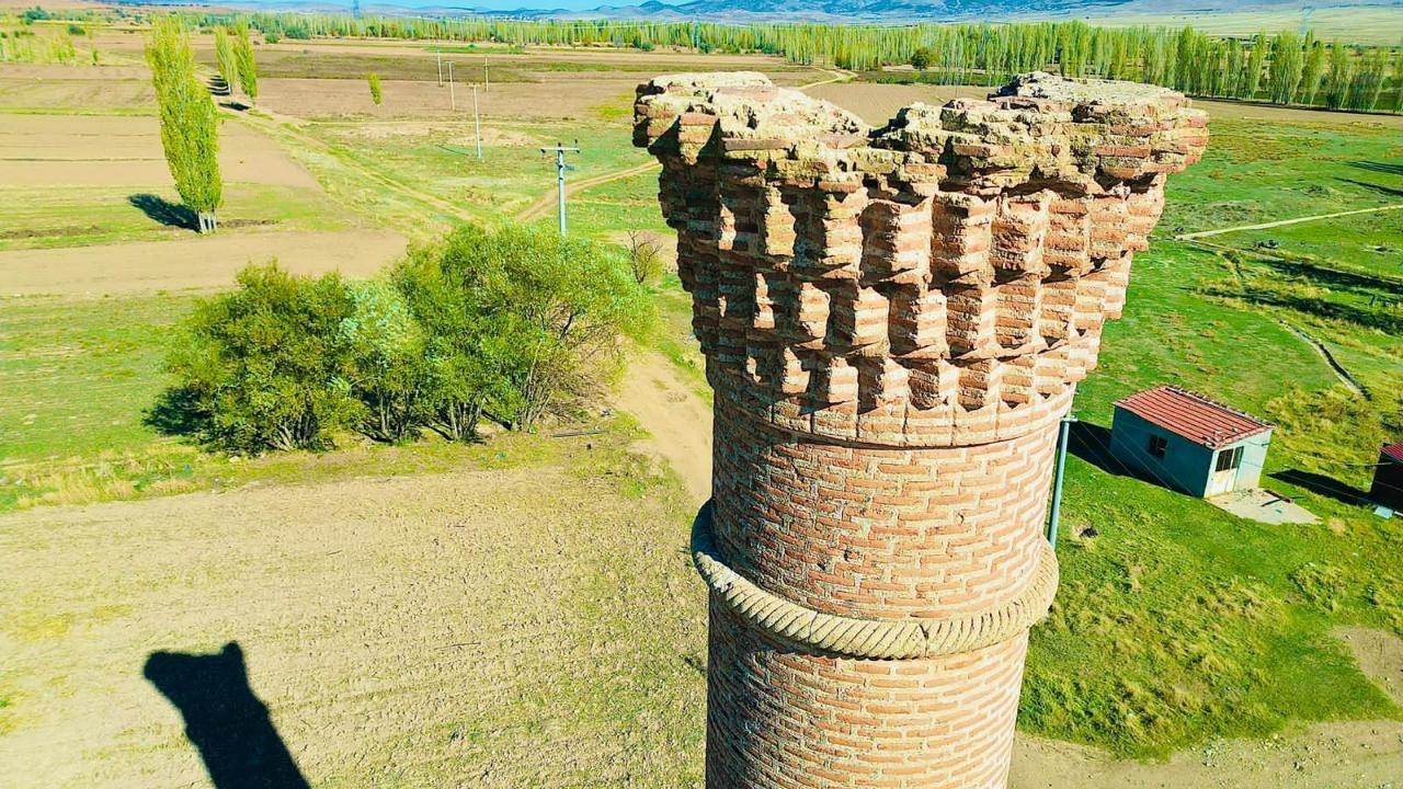 Mescidi yanan caminin “Kırık Minare”si 200 yılı aşkın süredir zamana meydan okuyor