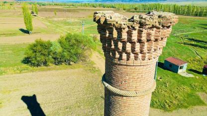 Mescidi yanan caminin “Kırık Minare”si 200 yılı aşkın süredir zamana meydan okuyor